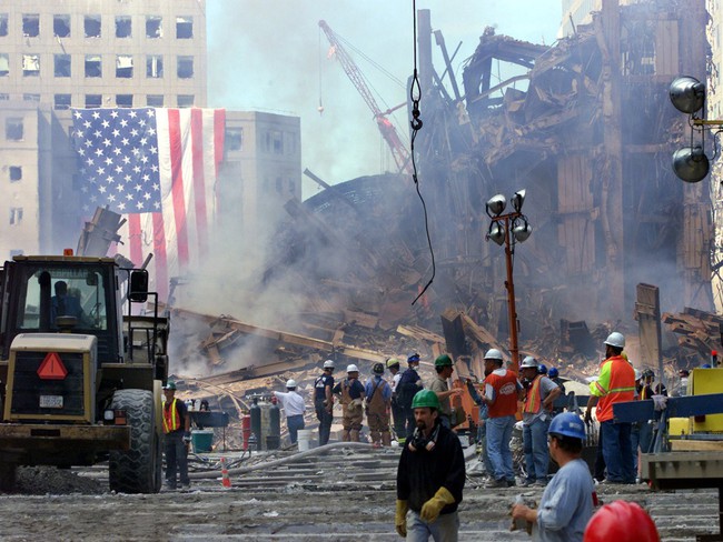 Vụ khủng bố 11/9: 17 năm trôi qua, những bức ảnh chứa đựng nỗi đau đớn vẫn khiến người xem rùng mình, còn người Mỹ khắc sâu trong lòng - Ảnh 15.