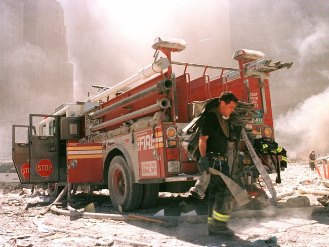 Vụ khủng bố 11/9: 17 năm trôi qua, những bức ảnh chứa đựng nỗi đau đớn vẫn khiến người xem rùng mình, còn người Mỹ khắc sâu trong lòng - Ảnh 16.