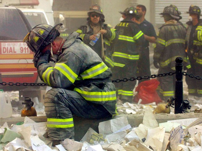 Vụ khủng bố 11/9: 17 năm trôi qua, những bức ảnh chứa đựng nỗi đau đớn vẫn khiến người xem rùng mình, còn người Mỹ khắc sâu trong lòng - Ảnh 17.