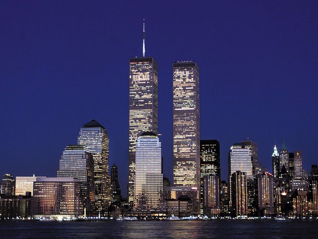 Vụ khủng bố 11/9: 17 năm trôi qua, những bức ảnh chứa đựng nỗi đau đớn vẫn khiến người xem rùng mình, còn người Mỹ khắc sâu trong lòng - Ảnh 1.