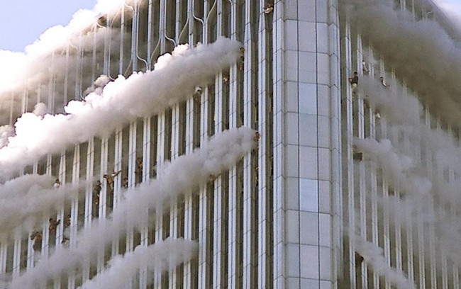 Vụ khủng bố 11/9: 17 năm trôi qua, những bức ảnh chứa đựng nỗi đau đớn vẫn khiến người xem rùng mình, còn người Mỹ khắc sâu trong lòng - Ảnh 4.