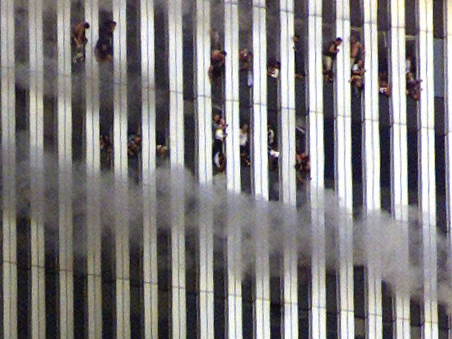Vụ khủng bố 11/9: 17 năm trôi qua, những bức ảnh chứa đựng nỗi đau đớn vẫn khiến người xem rùng mình, còn người Mỹ khắc sâu trong lòng - Ảnh 8.