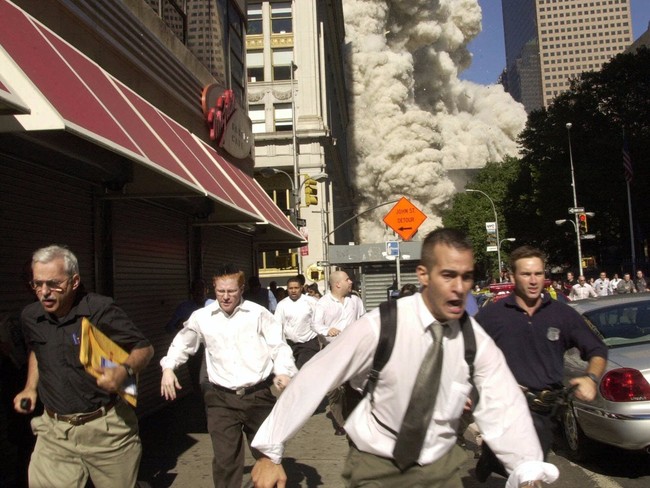 Vụ khủng bố 11/9: 17 năm trôi qua, những bức ảnh chứa đựng nỗi đau đớn vẫn khiến người xem rùng mình, còn người Mỹ khắc sâu trong lòng - Ảnh 10.