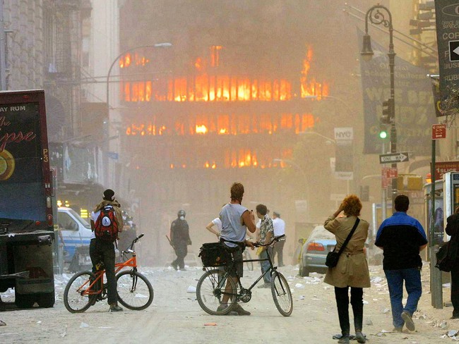Vụ khủng bố 11/9: 17 năm trôi qua, những bức ảnh chứa đựng nỗi đau đớn vẫn khiến người xem rùng mình, còn người Mỹ khắc sâu trong lòng - Ảnh 11.