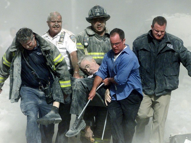 Vụ khủng bố 11/9: 17 năm trôi qua, những bức ảnh chứa đựng nỗi đau đớn vẫn khiến người xem rùng mình, còn người Mỹ khắc sâu trong lòng - Ảnh 13.