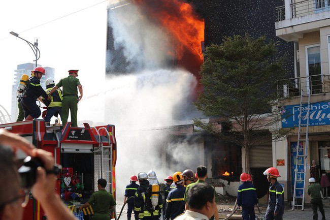 Cháy lớn tại vũ trường trung tâm Đà Nẵng, khói đen cuồn cuộn khiến người dân hoảng sợ - Ảnh 1.