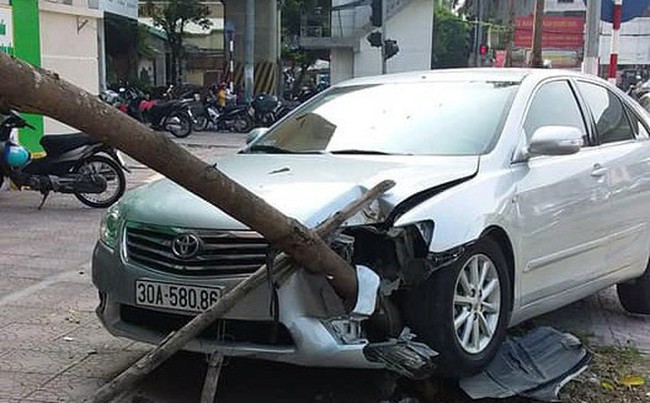Xế hộp Camry tông liên hoàn trên phố Hà Nội, 2 người bị thương - Ảnh 1. Xế hộp Camry tông liên hoàn trên phố Hà Nội, 2 người bị thương - Ảnh 1.