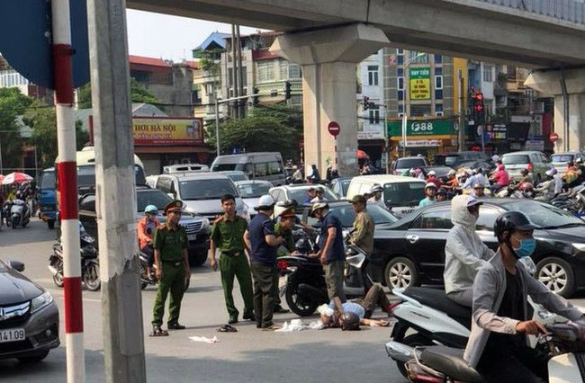 Xế hộp Camry tông liên hoàn trên phố Hà Nội, 2 người bị thương - Ảnh 4.