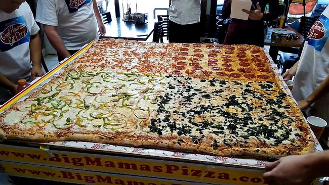 Chiếc pizza giao hàng tận nơi giá 7 triệu đồng, phải 70 người ăn mới hết  - Ảnh 1.