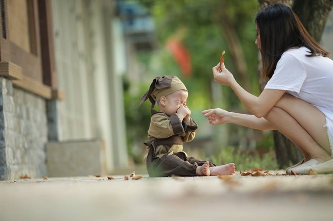 Được mẹ cho chụp ảnh kỉ niệm tròn 1 tuổi, em bé khóc lóc vật vã nhưng kết quả lại khiến dân mạng cười nghiêng ngả - Ảnh 2.