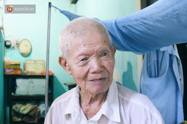 Câu chuyện đáng thương phía sau bức ảnh cụ ông ở Đà Nẵng cứ 20 giờ là tới siêu thị mua cơm thanh lý 10.000 đồng - Ảnh 6.