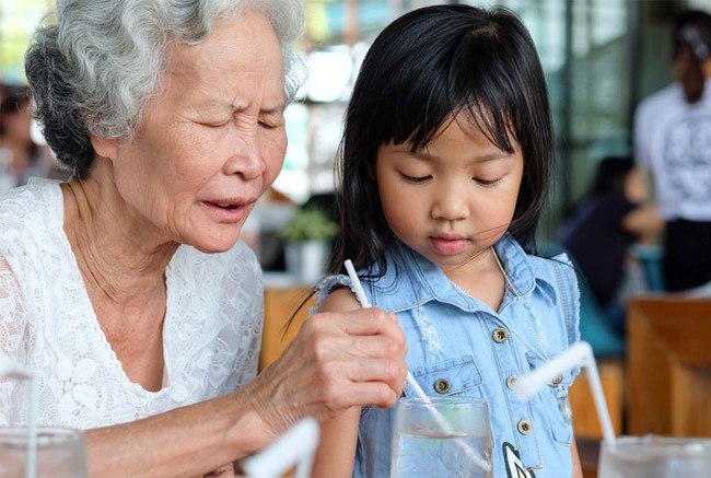 Nàng dâu muốn mẹ chồng trông con hộ để đi làm, bố chồng nói một câu đau lòng, nhưng chị em ai cũng ủng hộ - Ảnh 2.