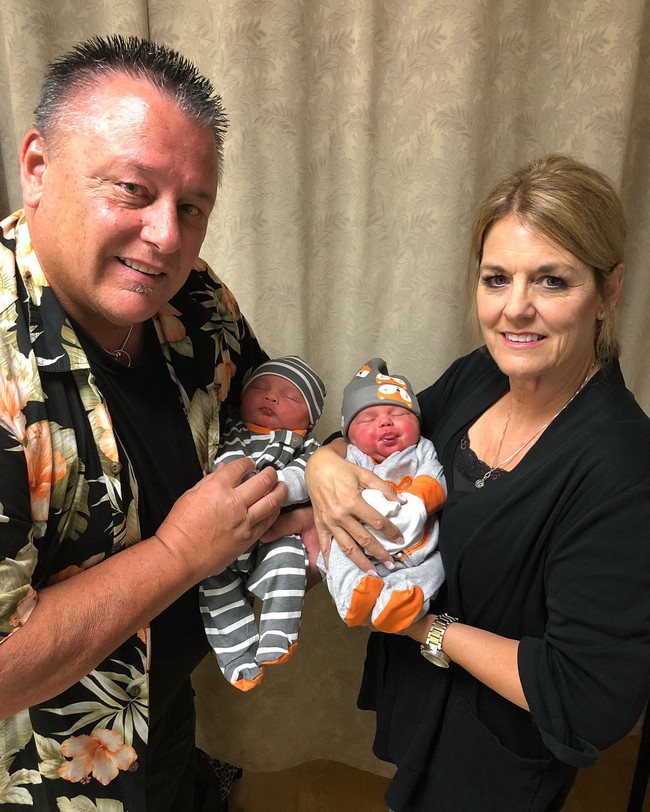 Hai chị em sinh đôi mang bầu rồi sinh con cùng 1 ngày tại cùng 1 bệnh viện, nhìn khuôn mặt 2 đứa trẻ mọi người lại càng ngạc nhiên - Ảnh 9.