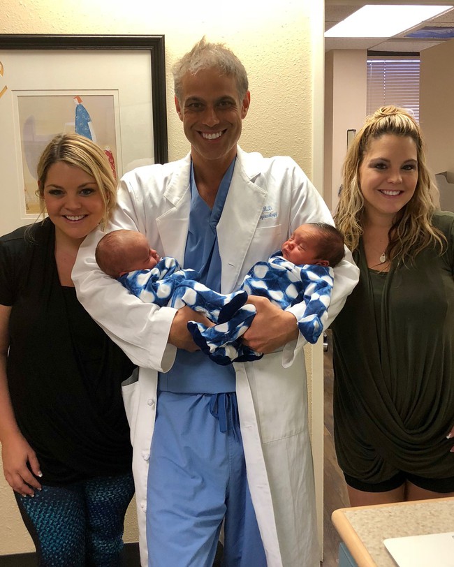 Hai chị em sinh đôi mang bầu rồi sinh con cùng 1 ngày tại cùng 1 bệnh viện, nhìn khuôn mặt 2 đứa trẻ mọi người lại càng ngạc nhiên - Ảnh 6.