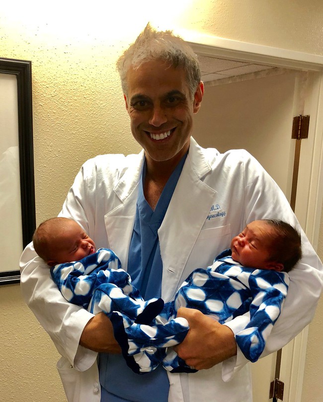 Hai chị em sinh đôi mang bầu rồi sinh con cùng 1 ngày tại cùng 1 bệnh viện, nhìn khuôn mặt 2 đứa trẻ mọi người lại càng ngạc nhiên - Ảnh 5.