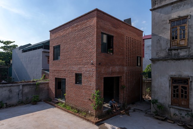 Ngôi nhà gạch mộc có chi phí xây dựng 350 triệu đồng ở Quảng Ninh khiến báo Tây sửng sốt - Ảnh 2.