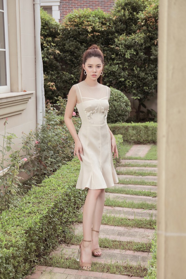 Hoa hậu con nhà giàu Jolie Nguyễn diện váy áo xuyên thấu nhưng không phản cảm - Ảnh 1.