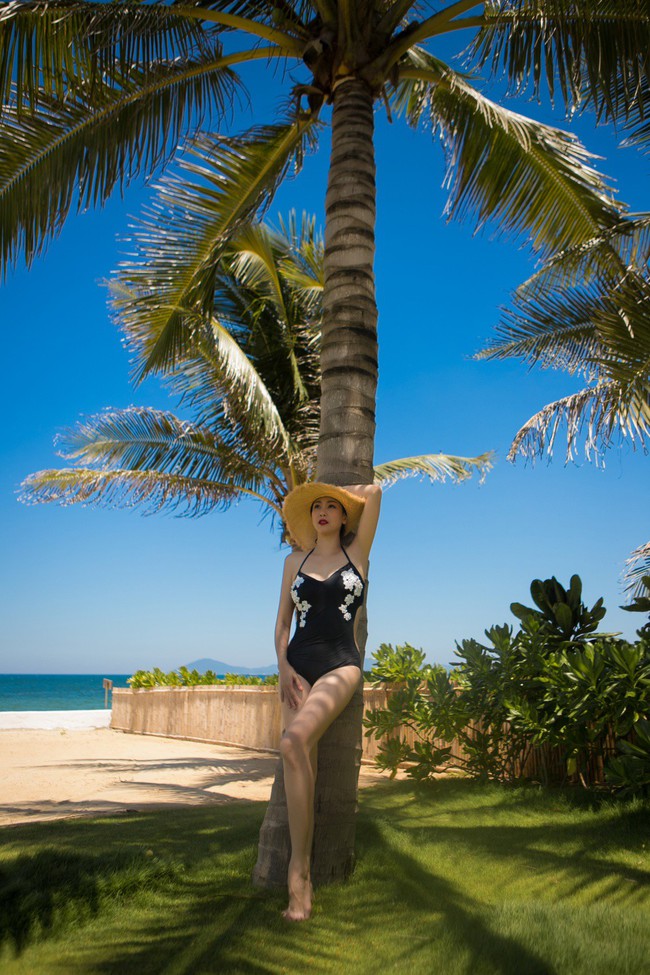 Hà Kiều Anh mặc bikini một mảnh tôn vóc dáng khoẻ đẹp - Ảnh 3.
