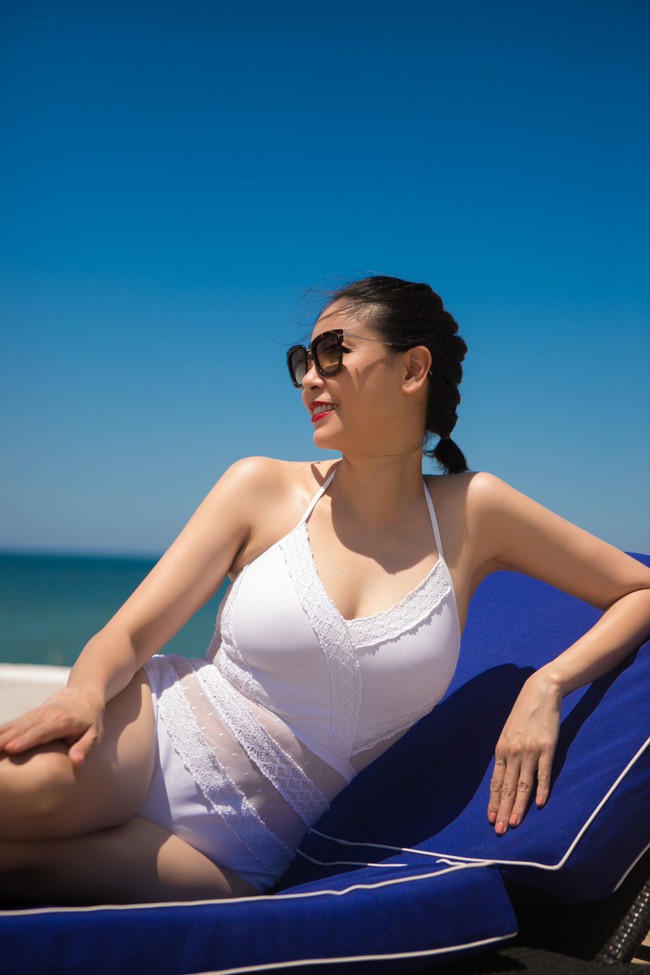 Hà Kiều Anh mặc bikini một mảnh tôn vóc dáng khoẻ đẹp - Ảnh 4.