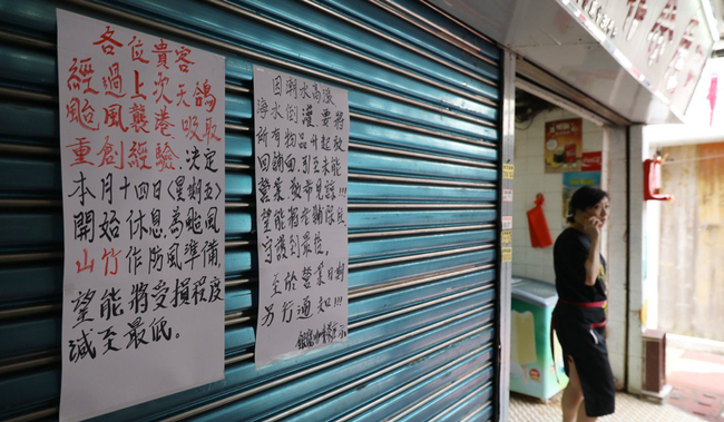 Siêu bão lịch sử đổ bộ Hong Kong, người dân vội vã tích trữ lương thực để cầm cự - Ảnh 2.