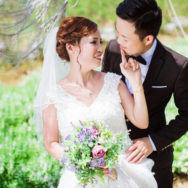 Chú rể 26 lấy cô dâu 61 tuổi nói thẳng lý do quyết “lái máy bay bà già” - Ảnh 1. Chú rể 26 lấy cô dâu 61 tuổi nói thẳng lý do quyết “lái máy bay bà già” - Ảnh 1.