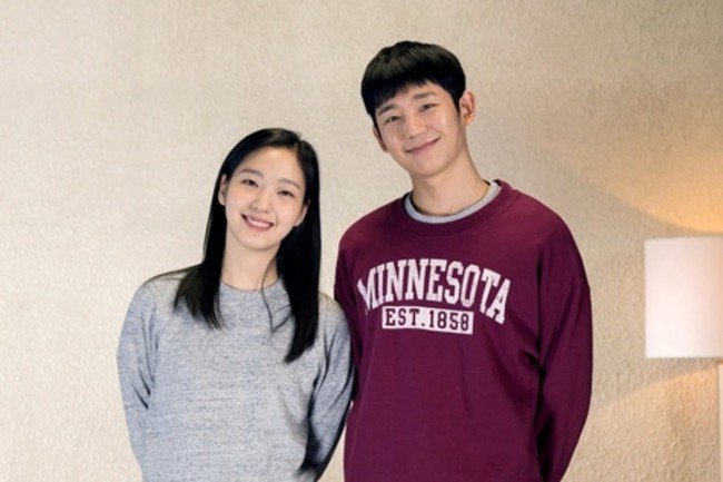 Sau chị đẹp Son Ye Jin, trai trẻ Jung Hae In cặp kè với nữ chính Goblin Kim Go Eun - Ảnh 1.