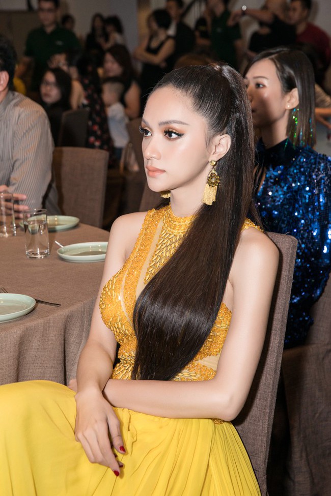 Hương Giang lộng lẫy váy vàng, khoe học trò siêu mẫu xinh đẹp như Hoa hậu  - Ảnh 4.