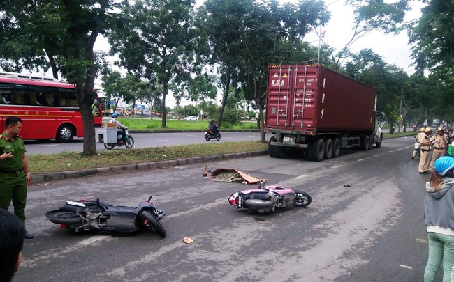 TP.HCM: Bị container tông chết trên đường về quê ra mắt gia đình, chàng trai ôm thi thể người yêu khóc ngây dại - Ảnh 1.