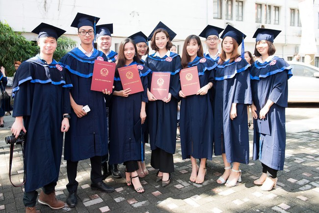 1 ngày trước khi hết nhiệm kỳ Hoa hậu Việt Nam, Đỗ Mỹ Linh rạng rỡ cùng bạn bè nhận bằng tốt nghiệp Đại học - Ảnh 11.