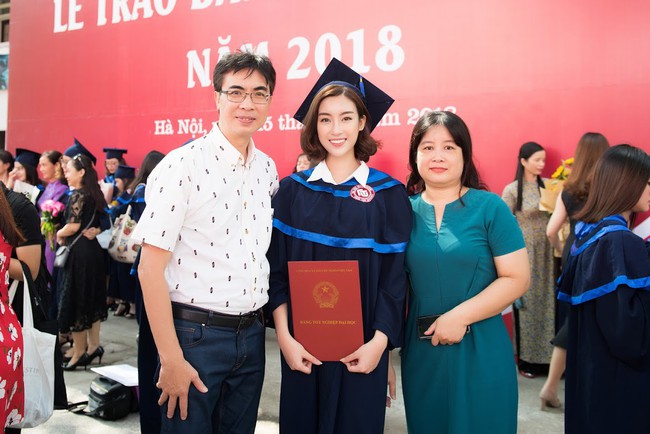 1 ngày trước khi hết nhiệm kỳ Hoa hậu Việt Nam, Đỗ Mỹ Linh rạng rỡ cùng bạn bè nhận bằng tốt nghiệp Đại học - Ảnh 12. 1 ngày trước khi hết nhiệm kỳ Hoa hậu Việt Nam, Đỗ Mỹ Linh rạng rỡ cùng bạn bè nhận bằng tốt nghiệp Đại học - Ảnh 12.
