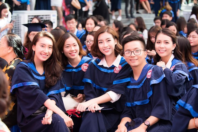 1 ngày trước khi hết nhiệm kỳ Hoa hậu Việt Nam, Đỗ Mỹ Linh rạng rỡ cùng bạn bè nhận bằng tốt nghiệp Đại học - Ảnh 8. 1 ngày trước khi hết nhiệm kỳ Hoa hậu Việt Nam, Đỗ Mỹ Linh rạng rỡ cùng bạn bè nhận bằng tốt nghiệp Đại học - Ảnh 8.