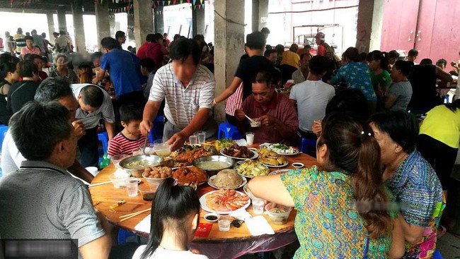 Đi ăn cỗ giỗ tổ gặp người yêu ngồi mâm bên, chàng trai tá hỏa sợ không đến được với nhau vì… có họ - Ảnh 2.