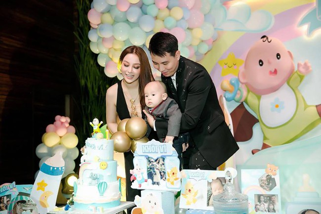 Đẳng cấp cậu ấm nhà đại gia của con trai Huyền Baby: Mới 1 tuổi đã được tổ chức tiệc hoành tráng, mặc đồ hiệu từ đầu đến chân - Ảnh 5.