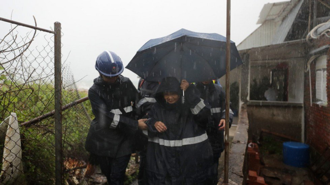 Nóng: Bão Mangkhut đã đổ bộ Hong Kong với từng cột sóng cao đến 14m - Ảnh 7.