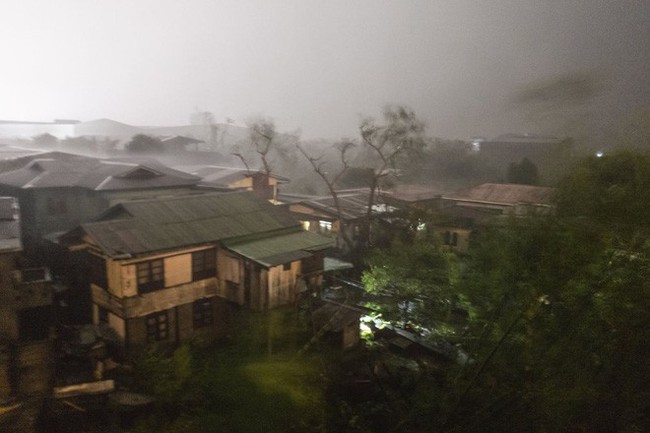 Cảnh tượng như ngày tận thế của siêu bão Mangkhut khi càn quét qua Philippines - Ảnh 1.