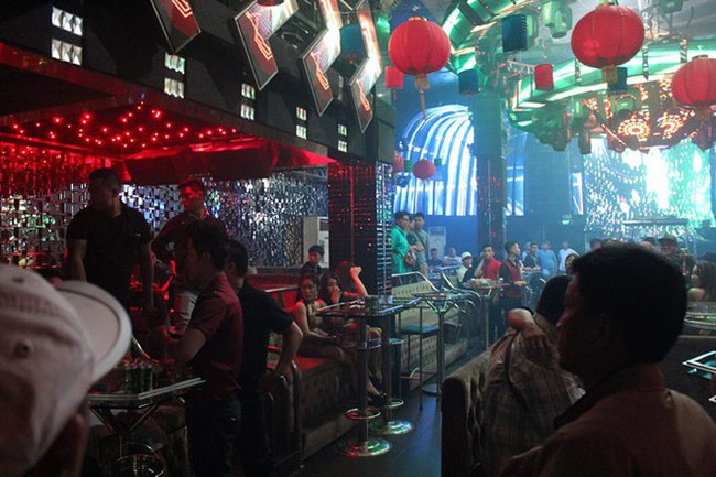 Phát hiện hàng chục nam thanh nữ tú bay lắc theo tiếng nhạc chát chúa trong quán bar ở Sài Gòn - Ảnh 1.