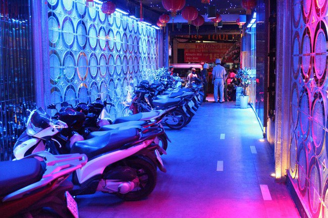 Phát hiện hàng chục nam thanh nữ tú bay lắc theo tiếng nhạc chát chúa trong quán bar ở Sài Gòn - Ảnh 3.