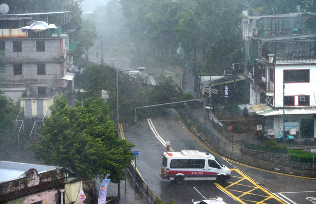 Nóng: Bão Mangkhut đã đổ bộ Hong Kong với từng cột sóng cao đến 14m - Ảnh 1.