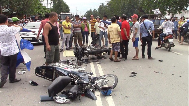 Bình Dương: Hai xe máy vỡ nát sau đối đầu, người thân ôm thi thể thanh niên 22 tuổi gào khóc trong mưa - Ảnh 1.