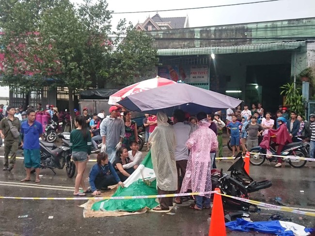 Bình Dương: Hai xe máy vỡ nát sau đối đầu, người thân ôm thi thể thanh niên 22 tuổi gào khóc trong mưa - Ảnh 3.