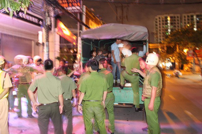 Phát hiện hàng chục nam thanh nữ tú bay lắc theo tiếng nhạc chát chúa trong quán bar ở Sài Gòn - Ảnh 4.