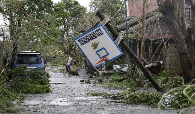Cảnh tượng như ngày tận thế của siêu bão Mangkhut khi càn quét qua Philippines - Ảnh 6.