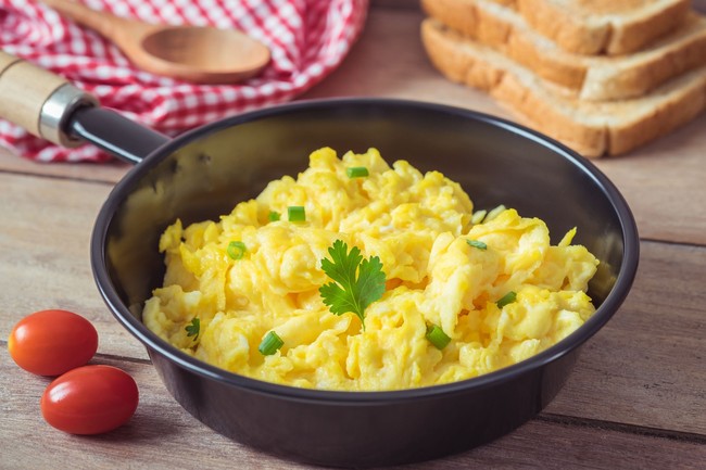 Trứng chiên hay ốp là xưa rồi, giờ đây bạn có thể làm món trứng khuấy với nước ngon thượng hạng theo cách của đầu bếp đạt sao Michelin - Ảnh 1.
