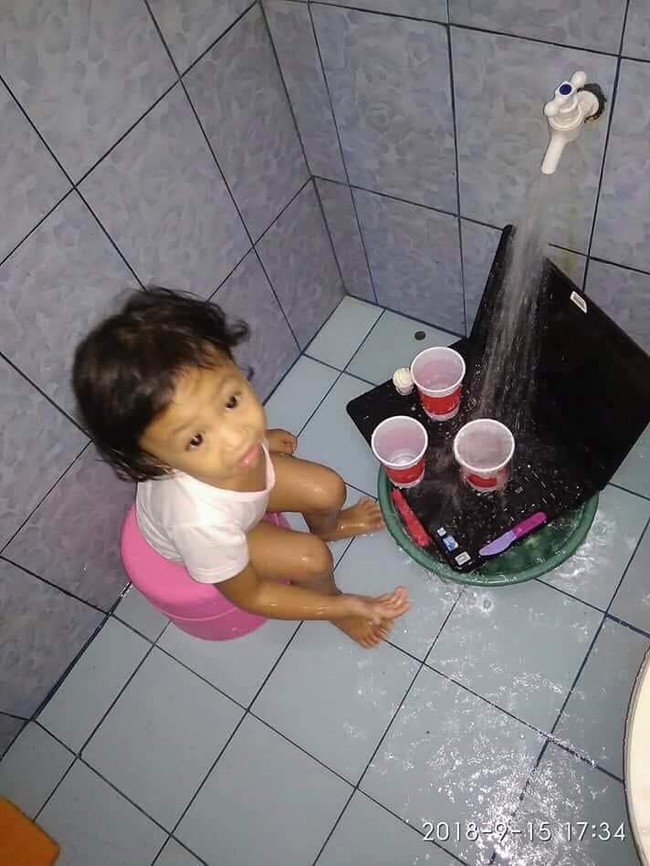 Đem laptop ra chơi đồ hàng còn hăng hái đi rửa, cô bé này khiến bố mẹ không biết khóc hay cười  - Ảnh 2.