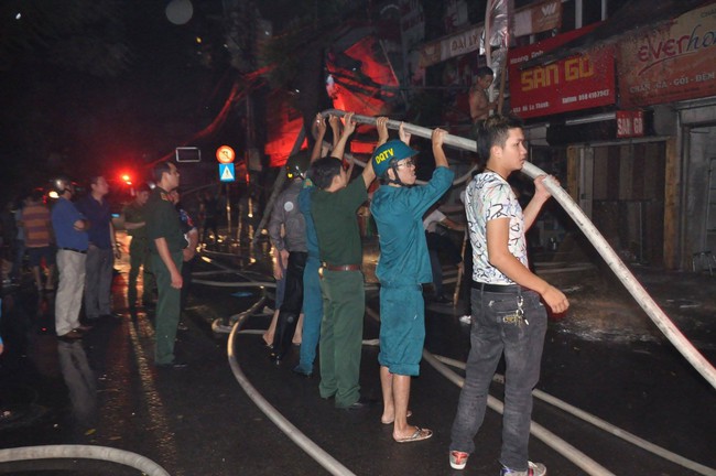 Cháy cực lớn cả dãy nhà tại dốc BV Nhi Trung ương, hàng trăm người hoảng loạn - Ảnh 20.