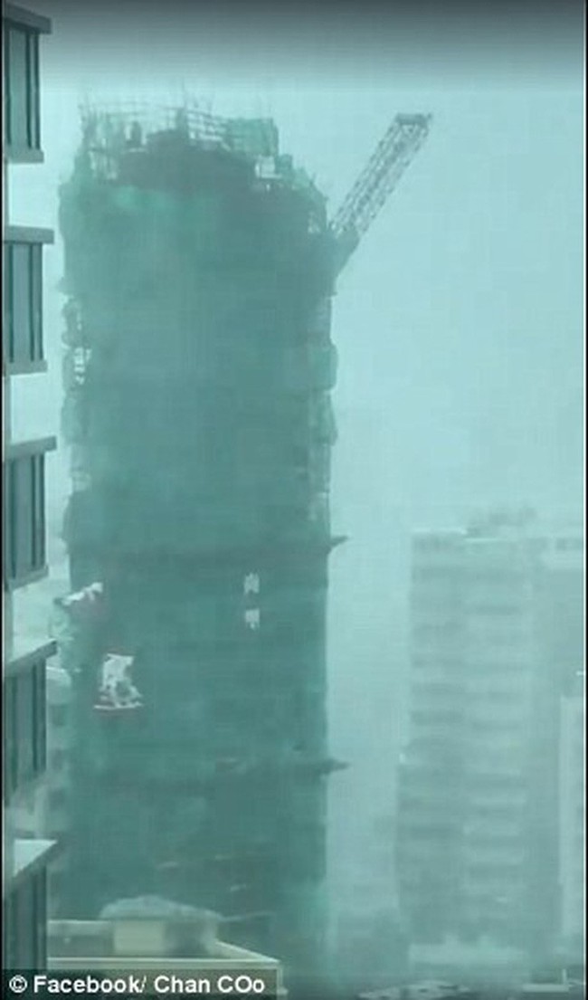 Kinh hoàng cảnh cần cẩu rơi xuống từ tòa nhà 22 tầng xuống đất trong siêu bão Mangkhut tại Hong Kong - Ảnh 2.