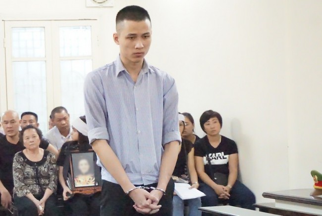 Xét xử nam thanh niên sát hại người phụ nữ ở chung cư cao cấp tại Hà Nội: Người nhà nạn nhân mang di ảnh đến tòa - Ảnh 1.