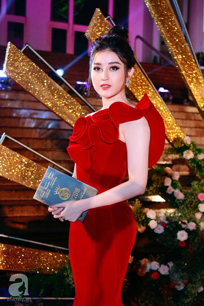 Dàn bông hậu yêu kiều lộng lẫy đối lập Nam Em phát tướng trên thảm đỏ chung kết Hoa hậu Việt Nam 2018  - Ảnh 10.