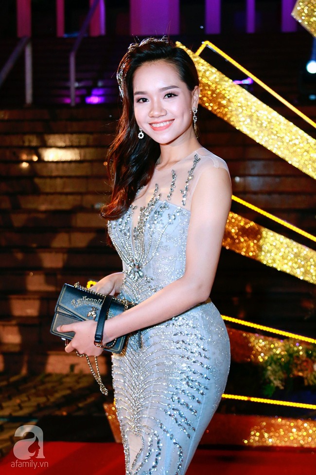 Dàn bông hậu yêu kiều lộng lẫy đối lập Nam Em phát tướng trên thảm đỏ chung kết Hoa hậu Việt Nam 2018  - Ảnh 30.