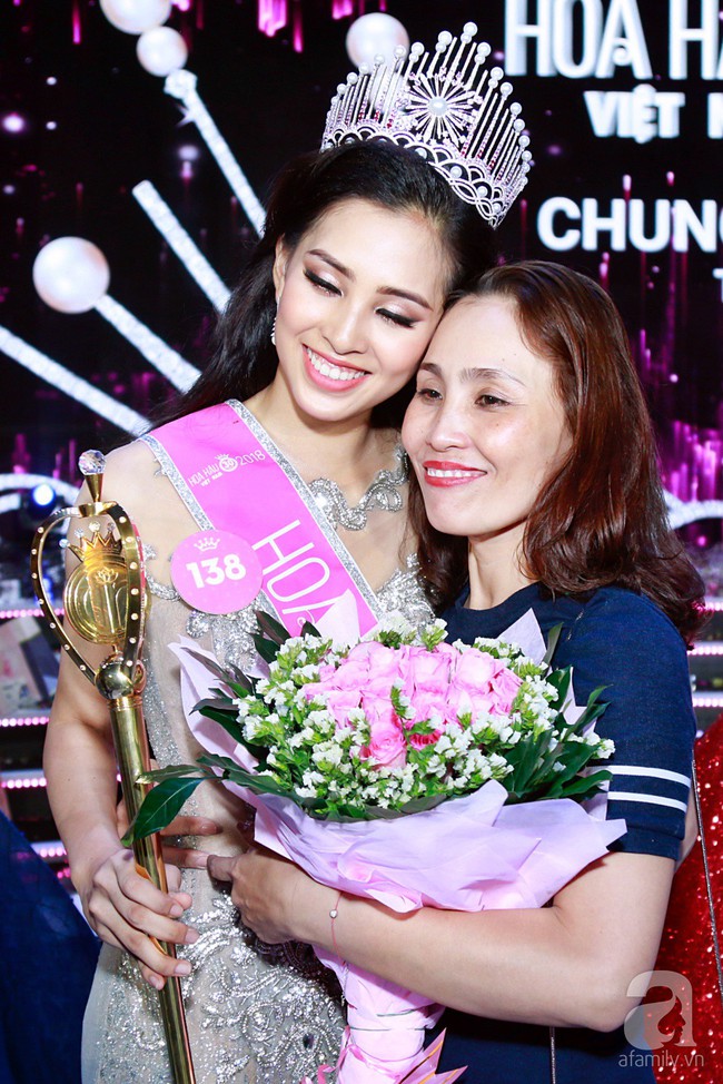 Mẹ Tân Hoa hậu Việt Nam và câu trả lời nhầm lẫn đáng yêu khi con đăng quang - Ảnh 1.